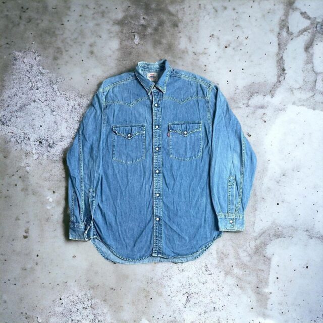 Men's Vintage Denim Long Sleeved Levi's Shirt - M