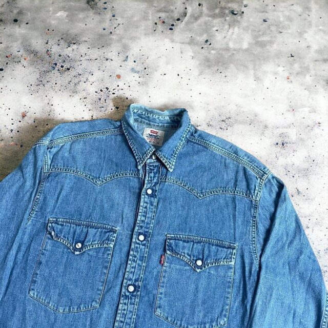Men's Vintage Denim Long Sleeved Levi's Shirt - M
