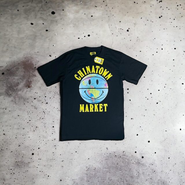 Mens ChinaTown Market Smiley Globe Ball Tshirt - M