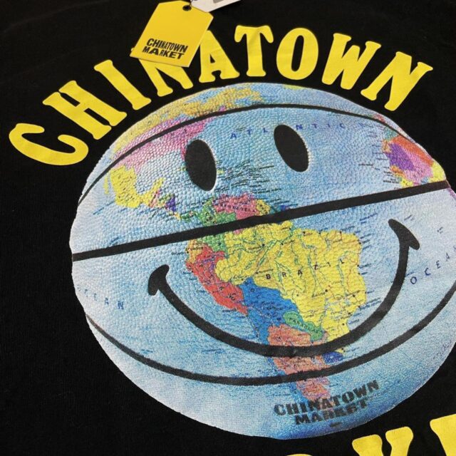 Mens ChinaTown Market Smiley Globe Ball Tshirt - M