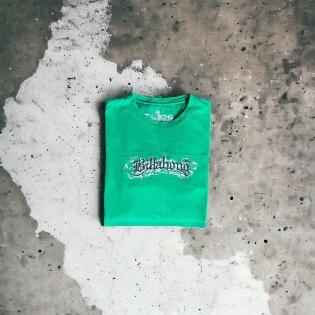 Men's Vintage Y2K Billabong Spell Out Tshirt - M