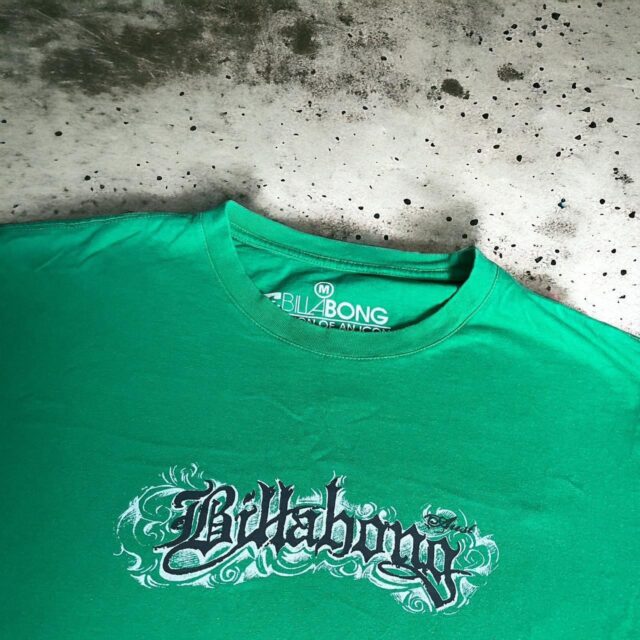 Men's Vintage Y2K Billabong Spell Out Tshirt - M