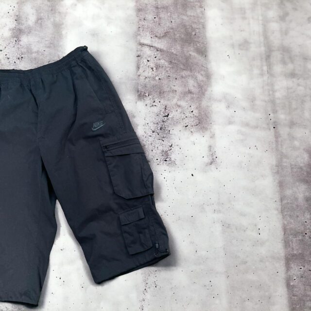 Men's Vintage Y2K Black Nike Cargo Shorts - L